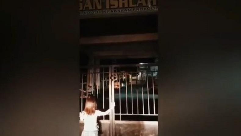 Viral, Bocah di Probolinggo Menangis di Depan Sekolah karena Kangen Teman-Teman dan Guru