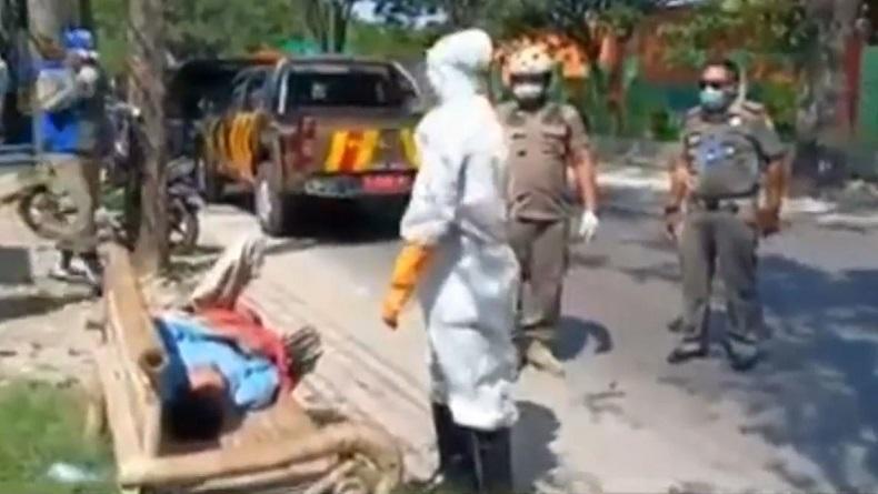 title Tergeletak Lemas di Pinggir Jalan, Laki-laki Tanpa Identitas di Bojonegoro Dievakuasi ke RS Tergeletak Lemas di Pinggir Jalan, Laki-laki Tanpa Identitas di Bojonegoro Dievakuasi ke RS