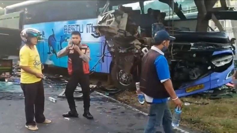 title 2 Truk dan 1 Bus Terlibat Kecelakaan di Probolinggo, 2 Orang Tewas di Lokasi 2 Truk dan 1 Bus Terlibat Kecelakaan di Probolinggo, 2 Orang Tewas di Lokasi