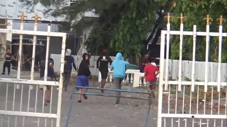 Usai Sahur, Dua Kelompok Remaja di Makassar Tawuran Sambil Bawa Parang