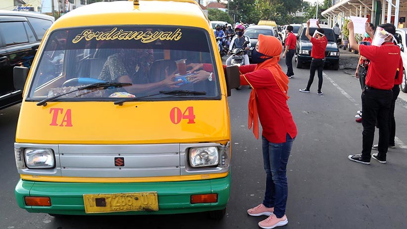 Alfamart Bagikan Takjil untuk Driver Ojek Online dan Sopir Angkot - Bagian 2
