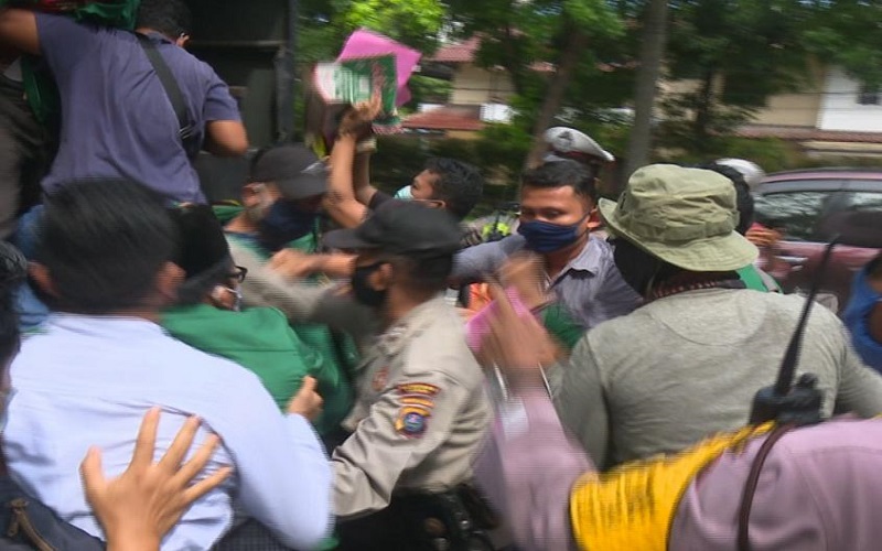 title Polisi Bubarkan Unjuk Rasa Mahasiswa terkait Harga BBM di Medan Polisi Bubarkan Unjuk Rasa Mahasiswa terkait Harga BBM di Medan