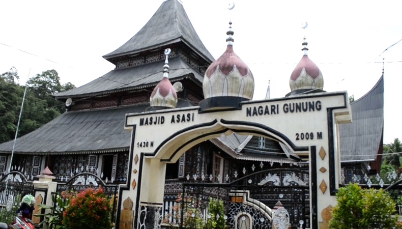 Masjid Asasi Padang Panjang, Tertua Kedua di Indonesia dengan Arsitektur Unik 3 Budaya