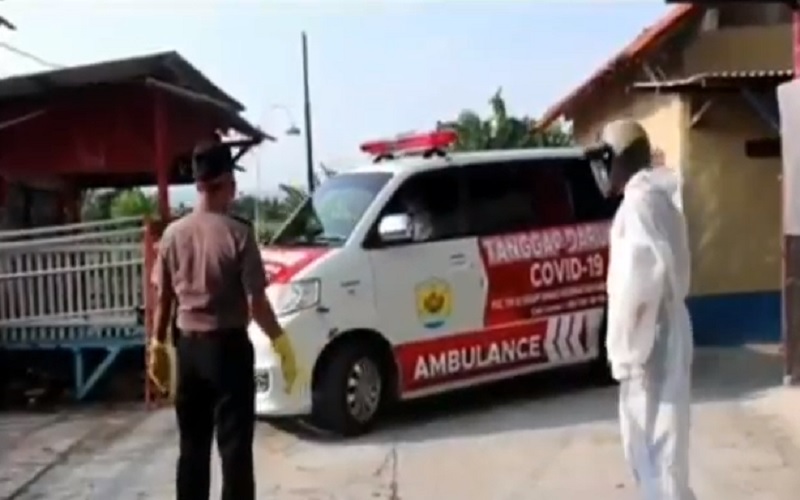 title Tak Mau Diisolasi, Satu Keluarga di Wamena Dijemput Satgas Covid-19 Tak Mau Diisolasi, Satu Keluarga di Wamena Dijemput Satgas Covid-19