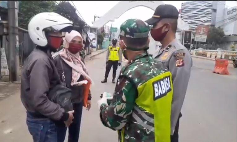 Disuruh Putar Balik, Pasutri Ini Marah dan Bentak Petugas di Check Point Sumedang