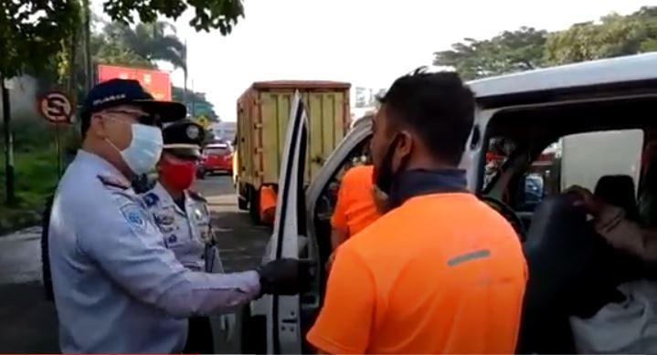 Razia PSBB Jabar, 7 Pemudik Sembunyi di Mobil Ekspedisi Menuju Bandung