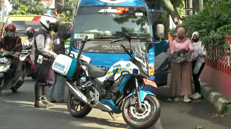 PSBB Jabar, 2 Mobil Travel Berisi Puluhan Pemudik Nekat Kabur dari Pemeriksaan