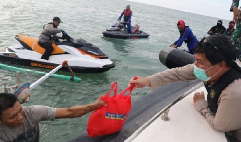 title Naik Speedboat dan Jetski, Forkopimda Sulut Bagikan Sembako di Tengah Laut Naik Speedboat dan Jetski, Forkopimda Sulut Bagikan Sembako di Tengah Laut