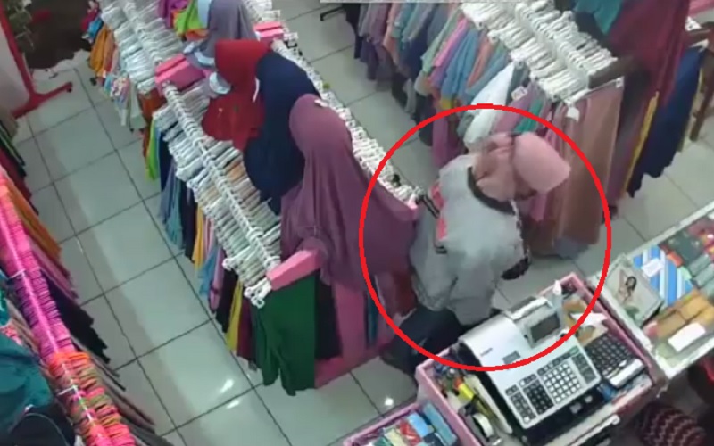 Bawa Uang Belasan Juta, Wanita Pengutil Hijab di Semarang Dihajar Warga