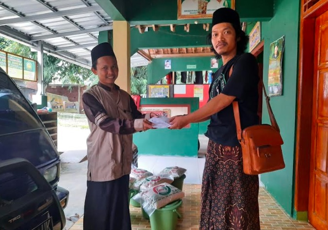 Lesbumi Pekalongan Beri Bingkisan Lebaran untuk Guru Ngaji