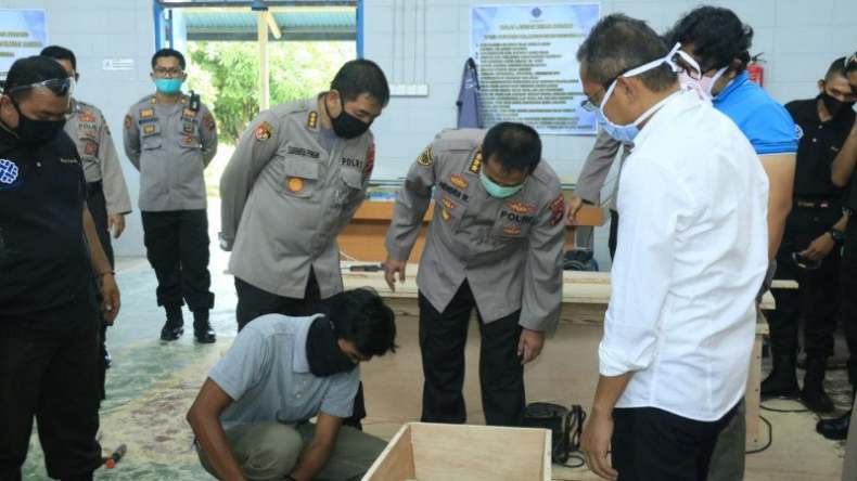 Hadapi Corona, Personel Polda Sumbar Dilatih Membuat Peti Mati