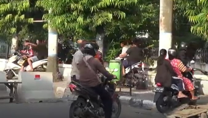Hari Pertama PSBB Kota Tegal Tahap 2 Diwarnai Pelanggaran, Warga Terobos Beton