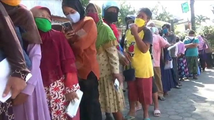 title Warga di Kampung Sarmi Papua Dapat BLT Rp1,8 Juta Selama Pandemi Covid-19 Warga di Kampung Sarmi Papua Dapat BLT Rp1,8 Juta Selama Pandemi Covid-19