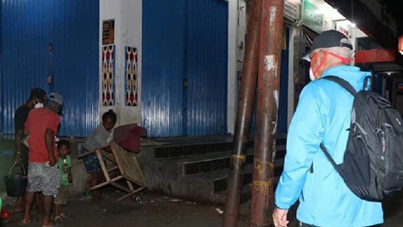 Patroli Sambil Jalan Kaki, Kapolda Papua Ingatkan Warga Pemberlakuan Jam Malam