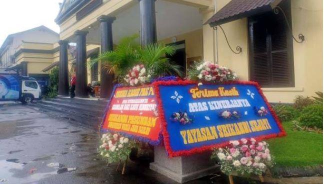 YouTuber Ferdian Paleka Ditangkap, Komunitas Waria Kirim Karangan Bunga ke Polisi