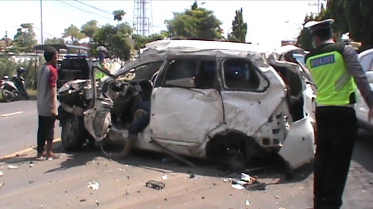 Mobil Avanza Dihantam Kereta Api di Lamongan, 3 Penumpang Tewas  