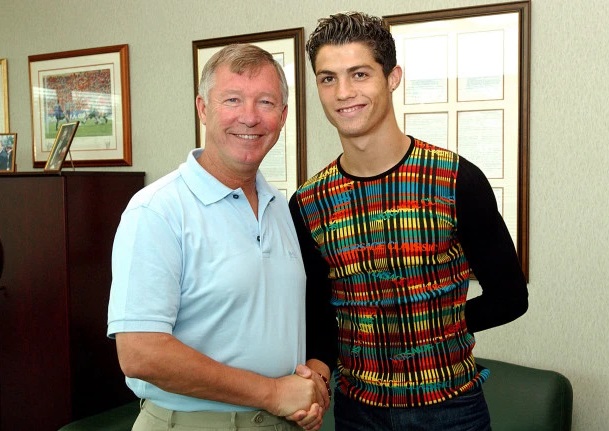 Sir Alex Ferguson (kiri) bersalaman dengan Cristiano Ronaldo di awal kebersamaan mereka pada 2003. (Foto: The Sun)