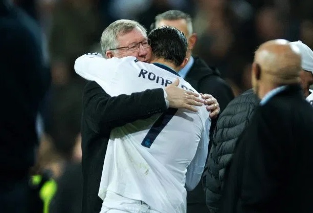 Sir Alex Ferguson memeluk Cristiano Ronaldo yang sukses juara Liga Champions 2013 bersama Real Madrid. (Foto: The Sun)