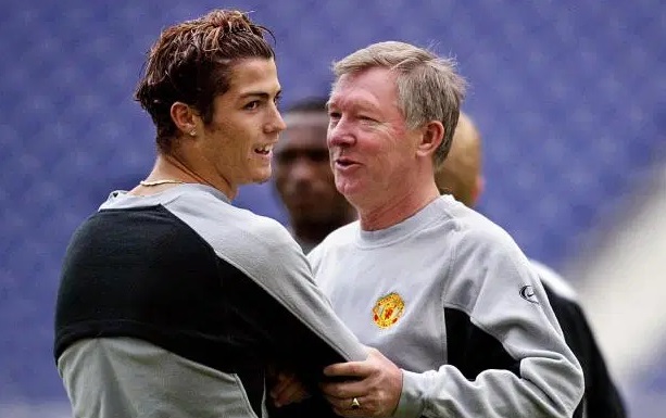 Sir Alex Ferguson (kanan) kerap menunjukkan kedekatannya dengan Cristiano Ronaldo sat latihan bersama Manchester United. (Foto: The Sun)