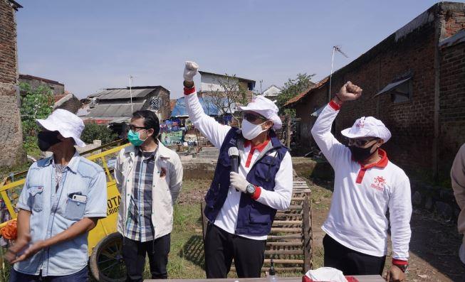 Bareng Pemuda Muhammadiyah, Sandiaga Berikan Bansos Covid-19 ke Tukang Becak di Bandung