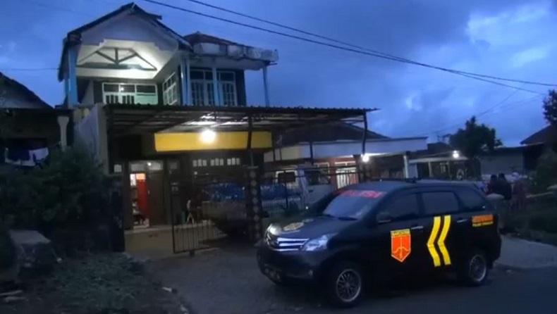 title Suami Tega Gergaji Leher Istri hingga Kritis di Malang, lalu Lompat dari Lantai 2 Rumah Suami Tega Gergaji Leher Istri hingga Kritis di Malang, lalu Lompat dari Lantai 2 Rumah