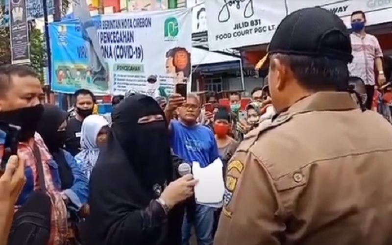 Tak Terima Toko Ditutup, Emak-Emak di Cirebon Ngamuk di Depan Petugas