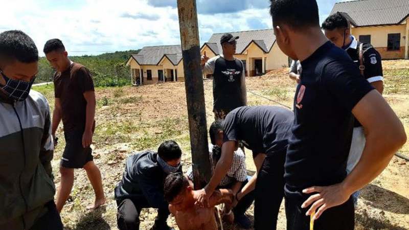 title Rampas Ponsel Sopir Truk BBM, Pria di Barito Nangis Ditangkap Brimob Rampas Ponsel Sopir Truk BBM, Pria di Barito Nangis Ditangkap Brimob