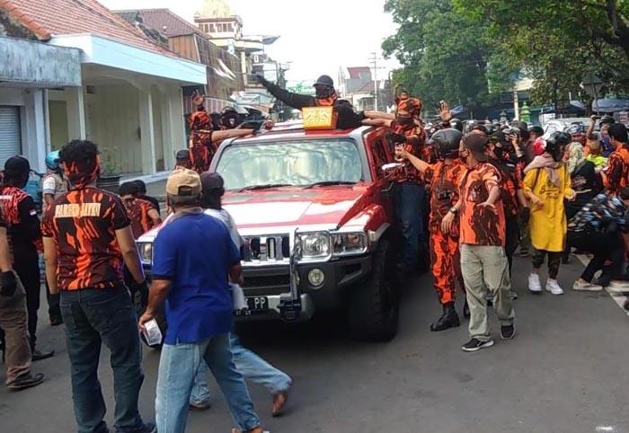  Sempat Viral, Perempuan ini Kembali Bikin Heboh Bagi-bagi Uang di Jalanan Kulonprogo