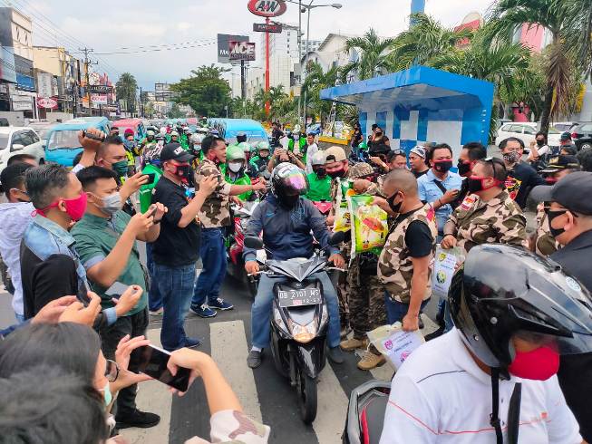 title Ormas Adat di Manado Bagikan 1.000 Paket Sembako bagi Warga Terdampak Covid-19 Ormas Adat di Manado Bagikan 1.000 Paket Sembako bagi Warga Terdampak Covid-19