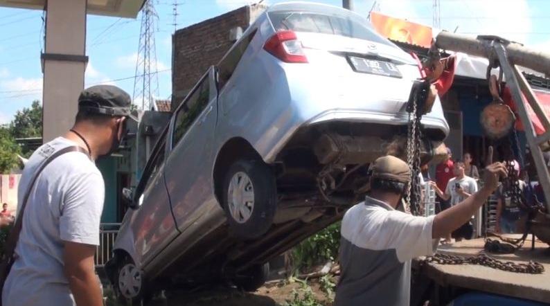 Salah Injak Gas saat Belajar Nyetir, Mobil Bawa 5 Penumpang Masuk Got di Mojokerto