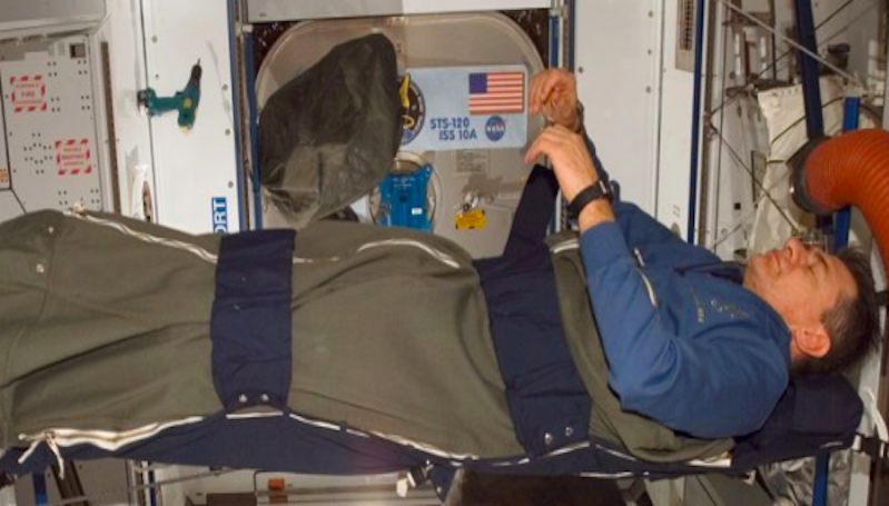 Cara Aneh Astronot Tidur di Luar Angkasa, Masuk Sleeping Bag dan Menempel di Kabin