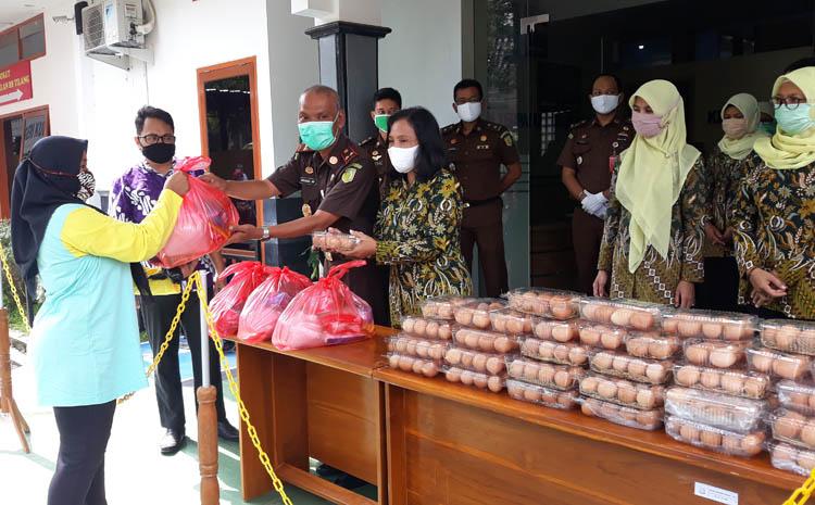 Santuni Warga Miskin di Kulonprogo, Jaksa Patungan Belikan Sembako 