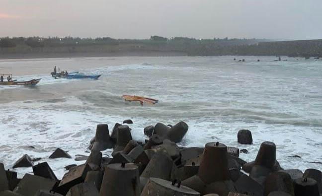 Perahu Nelayan Kulonprogo Karam Dihantam Gelombang, 2 Nelayan Selamat