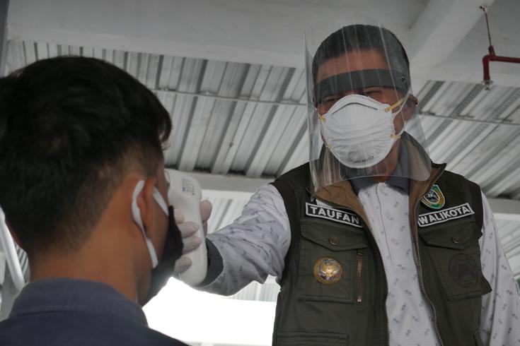 title Tiba di Parepare, 88 TKI dari Malaysia Langsung Dikarantina Tiba di Parepare, 88 TKI dari Malaysia Langsung Dikarantina