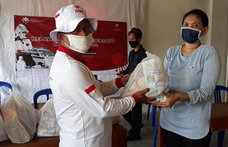 Sasar Warga Miskin Terdampak Covid-19, Relawan Indonesia Bersatu Bagikan Sembako