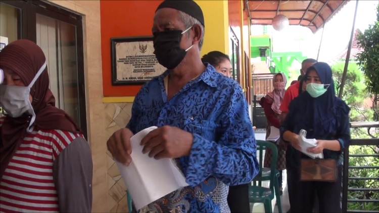 title Tak Dapat BLT Rp600.000, Puluhan Warga Datangi Dinsos Kota Mojokerto Tak Dapat BLT Rp600.000, Puluhan Warga Datangi Dinsos Kota Mojokerto