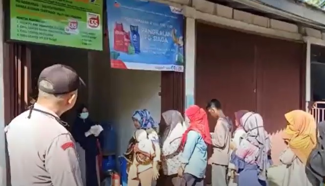 Harga Meroket, Warga Lebak Rela Berdesakan Beli Elpiji 3 Kg di Pangkalan