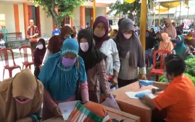 title Semangat Ambil Bantuan Tunai di Kantor Pos, Warga Cilacap Malah Bergerombol Semangat Ambil Bantuan Tunai di Kantor Pos, Warga Cilacap Malah Bergerombol