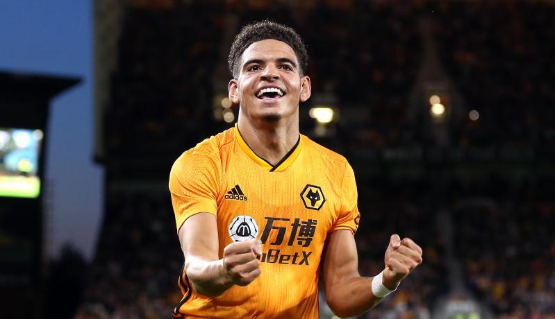 Pemain Muda Wolverhampton Pesta dengan 2 Selebritis Cantik saat Lockdown