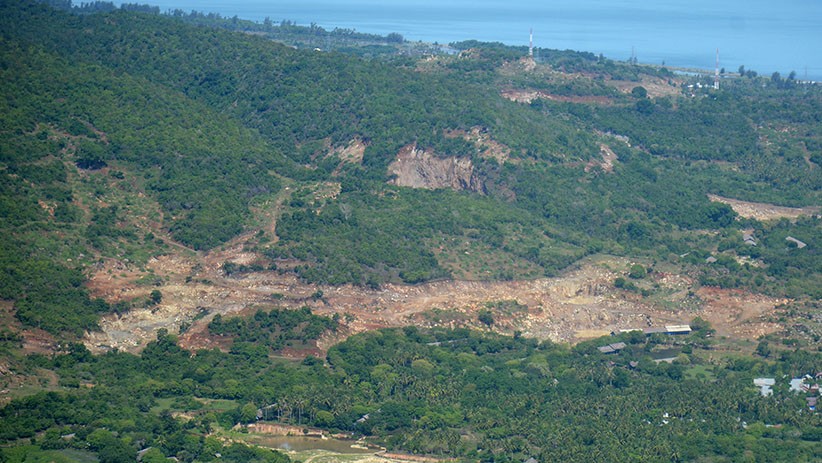Penampakan dari Udara Hutan Gundul karena Aktivitas Pertambangan di Aceh Besar - Bagian 1
