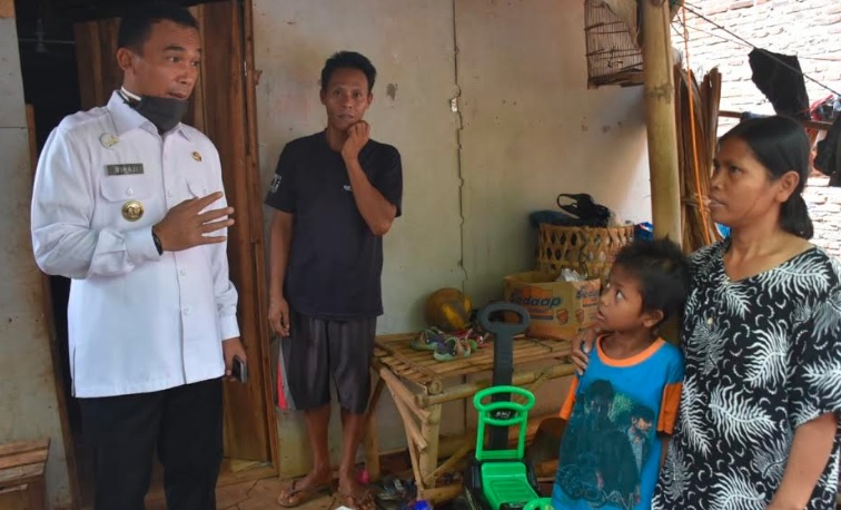 Disambangi Bupati Wihaji, Warga Miskin Ini Berharap Dapat Bantuan Rehab Rumah