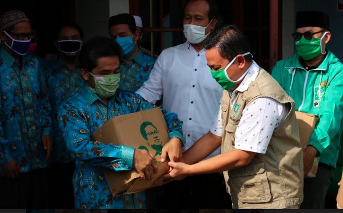 Peduli Covid-19, PKB Jateng Bagikan Bantuan Sembako ke Tunanetra