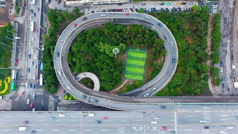 Lapangan sepak bola di bawah jalan layang di China (foto: Dailymail)