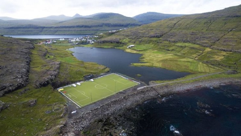 Lapangan sepak bola di Kepulauan Faroe (foto: Dailymail)