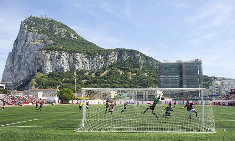 Lapangan sepak bola di Gibraltar (foto: Dailymail)