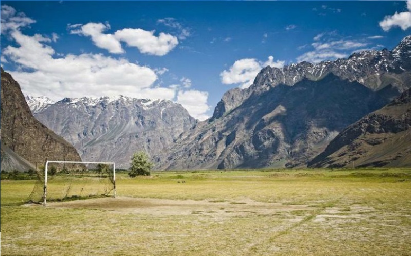 Lapangan sepak bola di Pegunungan Himalaya (foto: Dailymail)