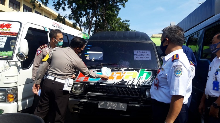 Ditlantas Polda Jatim Sita 54 Kendaraan Travel karena Nekat Angkut Pemudik