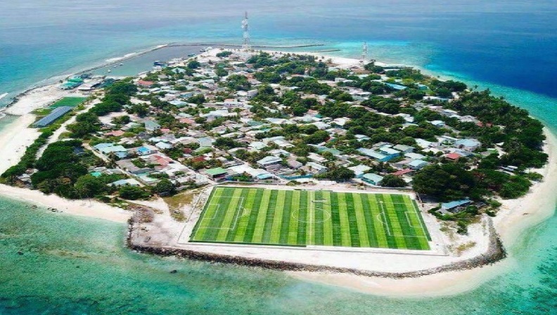 Lapangan sepak bola di Maladewa (foto: Twitter)
