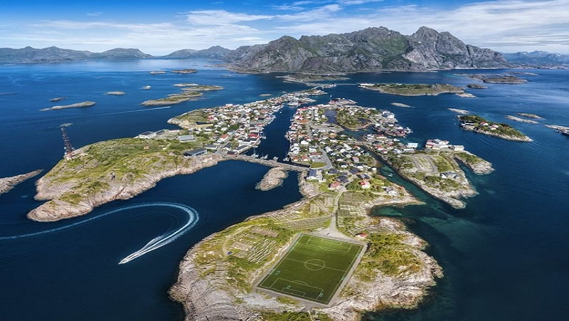 Lapangan sepak bola di Norwegia (foto: Dailymail)