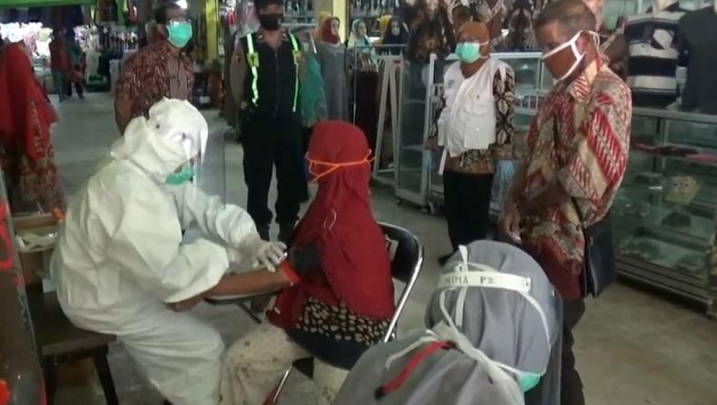 5 Pedagang Pasar Tradisional Bojonegoro Positif Covid-19, Petugas Lakukan Rapid Test